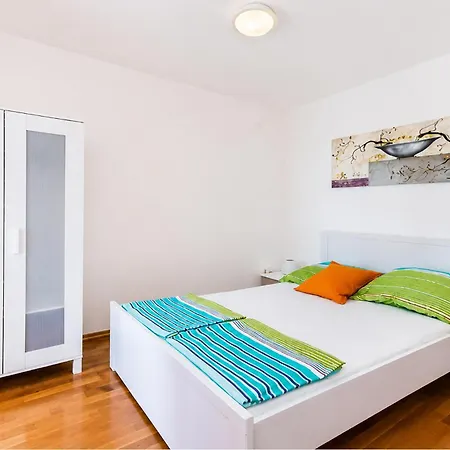 2 Bedroom Beautiful In Апартаменты Медулин